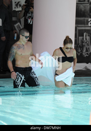 Jennifer Lopez und ihr Freund Casper Smart gehen für ein erfrischendes Bad in ihrem Hotel Miami, Florida - 01.09.12 Stockfoto