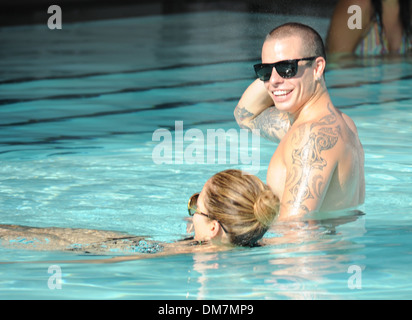 Jennifer Lopez und ihr Freund Casper Smart gehen für ein erfrischendes Bad in ihrem Hotel Miami, Florida - 01.09.12 Stockfoto