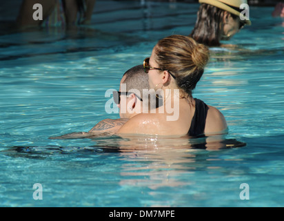 Jennifer Lopez und ihr Freund Casper Smart gehen für ein erfrischendes Bad in ihrem Hotel Miami, Florida - 01.09.12 Stockfoto