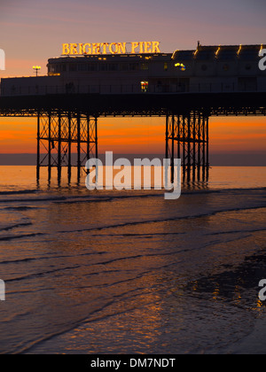 Brighton Pier Sonnenuntergang bei Ebbe Stockfoto