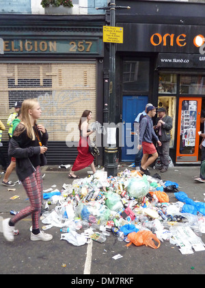 Müll auf den Straßen während der 2012 Notting Hill Carnival London, England - 27.08.12 Stockfoto