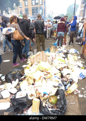 Müll auf den Straßen während der 2012 Notting Hill Carnival London, England - 27.08.12 Stockfoto