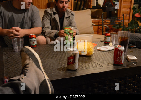 Gruppe von Freunden an einem Tisch trinken und reden Stockfoto
