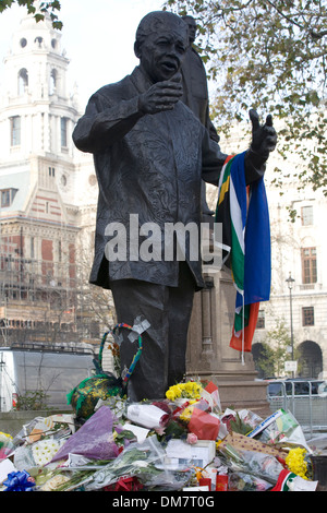 Hommagen an Nelson Mandela, Blumen und behelfsmäßigen Schrein in Emotion für Südafrikas Anti-Apartheid-Ikone im Übermaß Stockfoto