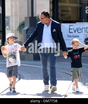 Lord Baltimore Designer Christian Audigier nimmt seine Kinder Einkaufen bei Grove Los Angeles Kalifornien - 27.08.12 Stockfoto