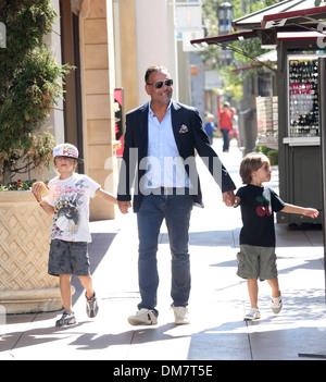 Lord Baltimore Designer Christian Audigier nimmt seine Kinder Einkaufen bei Grove Los Angeles Kalifornien - 27.08.12 Stockfoto