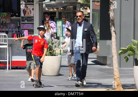 Lord Baltimore Designer Christian Audigier nimmt seine Kinder Einkaufen bei Grove Los Angeles Kalifornien - 27.08.12 Stockfoto