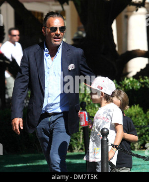 Lord Baltimore Designer Christian Audigier nimmt seine Kinder Einkaufen bei Grove Los Angeles Kalifornien - 27.08.12 Stockfoto