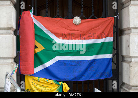 Hommagen an Nelson Mandela, Blumen und behelfsmäßigen Schrein in Emotion für Südafrikas Anti-Apartheid-Ikone im Übermaß Stockfoto