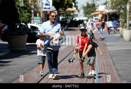 Lord Baltimore Designer Christian Audigier nimmt seine Kinder Einkaufen bei Grove Los Angeles Kalifornien - 27.08.12 Stockfoto