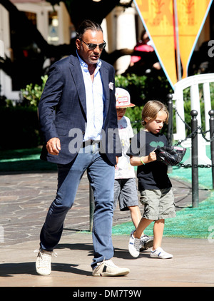 Lord Baltimore Designer Christian Audigier nimmt seine Kinder Einkaufen bei Grove Los Angeles Kalifornien - 27.08.12 Stockfoto