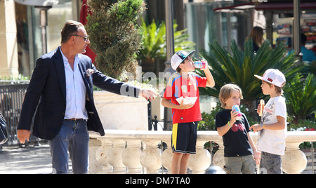 Lord Baltimore Designer Christian Audigier nimmt seine Kinder Einkaufen bei Grove Los Angeles Kalifornien - 27.08.12 Stockfoto