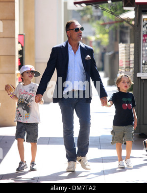 Lord Baltimore Designer Christian Audigier nimmt seine Kinder Einkaufen bei Grove Los Angeles Kalifornien - 27.08.12 Stockfoto