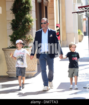 Lord Baltimore Designer Christian Audigier nimmt seine Kinder Einkaufen bei Grove Los Angeles Kalifornien - 27.08.12 Stockfoto