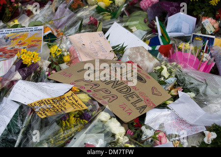 Hommagen an Nelson Mandela, Blumen und behelfsmäßigen Schrein in Emotion für Südafrikas Anti-Apartheid-Ikone im Übermaß Stockfoto