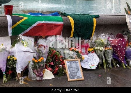 Hommagen an Nelson Mandela, Blumen und behelfsmäßigen Schrein in Emotion für Südafrikas Anti-Apartheid-Ikone im Übermaß Stockfoto