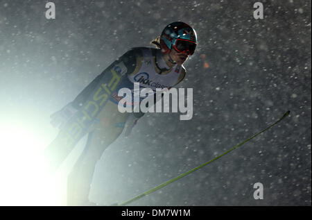 Klingenthal, Deutschland. 24. November 2013. Norwegischer Skispringer Tom Hilde springt von der Großschanze während der FIS World Cup in der Vogtland-Arena in Klingenthal, Deutschland, 24. November 2013. Foto: Jan Woitas/Dpa/Alamy Live News Stockfoto