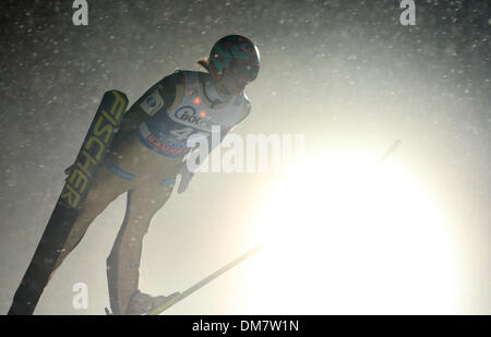 Klingenthal, Deutschland. 24. November 2013. Norwegischer Skispringer Tom Hilde springt von der Großschanze während der FIS World Cup in der Vogtland-Arena in Klingenthal, Deutschland, 24. November 2013. Foto: Jan Woitas/Dpa/Alamy Live News Stockfoto