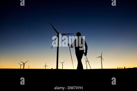 Hannover, Deutschland. 12. Dezember 2013. Windräder und eine Gehhilfe sind gegen den Abendhimmel in der Nähe von Hannover, 12. Dezember 2013 Silhouette. Foto: Julian Stratenschulte/Dpa/Alamy Live News Stockfoto