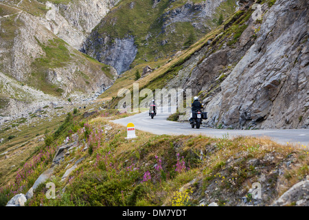 Motorradfahrer fahren auf den Col-d'Iseran-Straße in Richtung Val d ' Isère, Savoie, Frankreich Stockfoto