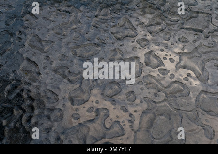 Wassertropfen auf der Glasoberfläche Stockfoto