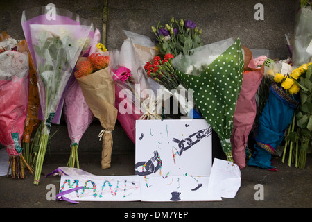 Hommagen an Nelson Mandela, Blumen und behelfsmäßigen Schrein in Emotion für Südafrikas Anti-Apartheid-Ikone im Übermaß Stockfoto