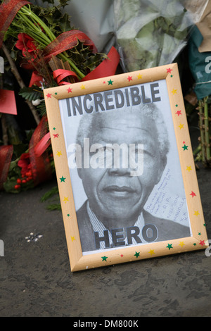 Hommagen an Nelson Mandela, Blumen und behelfsmäßigen Schrein in Emotion für Südafrikas Anti-Apartheid-Ikone im Übermaß Stockfoto