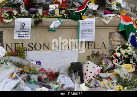 Hommagen an Nelson Mandela, Blumen und behelfsmäßigen Schrein in Emotion für Südafrikas Anti-Apartheid-Ikone im Übermaß Stockfoto