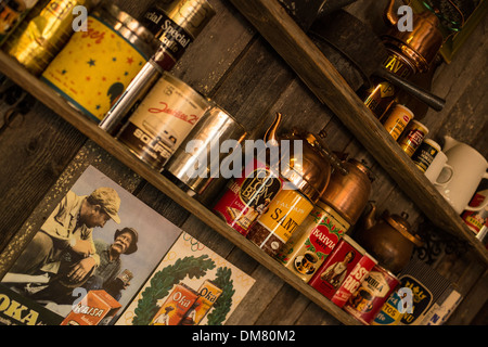 Alte Kaffee und Tee-Dosen auf Holzregalen zerbrach Stockfoto