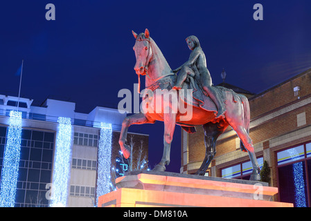 Die Statue von Lady Godiva in Coventry Stadtzentrum nachts beleuchtet Stockfoto