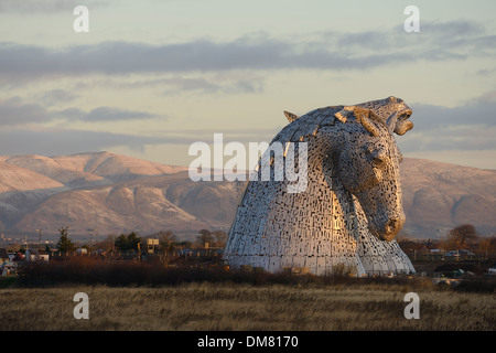 Die Kelpies Skulptur von zwei Pferden im The Helix Park in Falkirk, Schottland Stockfoto