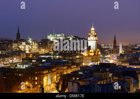 Stadtzentrum von Edinburgh in der Nacht vom Calton Hill Stockfoto