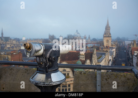 Teleskop auf der Oberseite Carfax Tower im Stadtzentrum von Oxford anzeigen Stockfoto