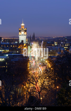 Stadtzentrum von Edinburgh und die Princes Street in der Nacht vom Calton Hill Stockfoto