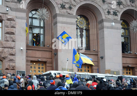 Kiew, Ukraine. 11. Dezember 2013. Das Rathaus von der Polizei in Kiew zu stürmen. Bildnachweis: OlegMit/Alamy Live-Nachrichten Stockfoto