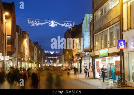 Weihnachts-Einkäufer im Stadtzentrum von Oxford Stockfoto