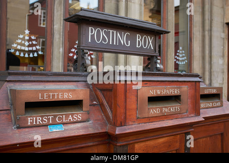 Alten altmodischen hölzernen Steckbox außerhalb der Hauptpost im Stadtzentrum von Oxford Stockfoto