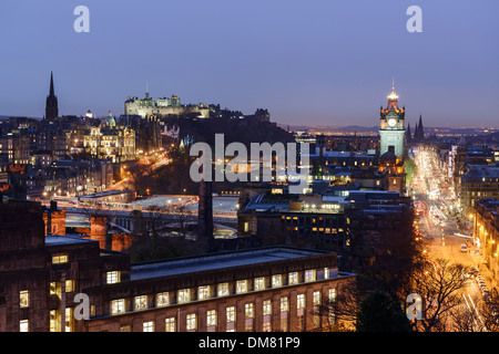 Stadtzentrum von Edinburgh in der Nacht vom Calton Hill Stockfoto