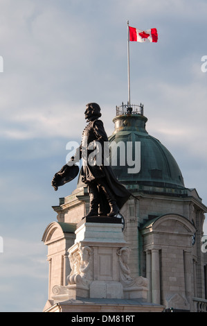 Québec (Stadt): Samuel de Champlain Statue (Gründer der Stadt und Kanada Fahne) auf das Festungsmuseum Stockfoto