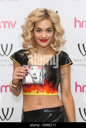 Rita Ora unterschreibt wo Kopien von ihrem Debüt-Album "Ora" bei HMV Whiteleys London England - 28.08.12: London Vereinigtes Königreich wenn: 28 Stockfoto