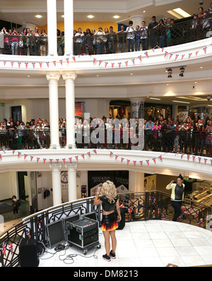 Rita Ora unterschreibt Kopien von ihrem Debüt-Album "Ora" am HMV Whiteleys London, England - 28.08.12 Stockfoto