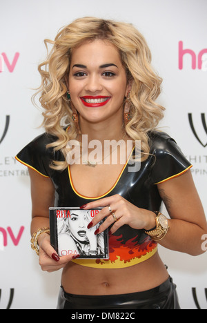 Rita Ora unterschreibt Kopien von ihrem Debüt-Album "Ora" am HMV Whiteleys London, England - 28.08.12 Stockfoto
