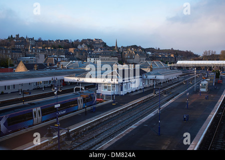 Stirling Bahnhof mit der Burg und dem Stadtzentrum entfernt in der Ferne Stockfoto