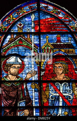 GLASFENSTER VON SAINT-DENIS ÜBERGABE DER FANAL AN JEAN CLEMENT (EINE DER ÄLTESTEN DARSTELLUNGEN DER ERSTEN FLAGGE FRANKREICHS VERWENDET IN ZEITEN DES KRIEGES IM MITTELALTER), INNEN VON DER UNSERE DAME DER KATHEDRALE VON CHARTRES, AUFGEFÜHRT ALS WORLD HERITAGE S Stockfoto