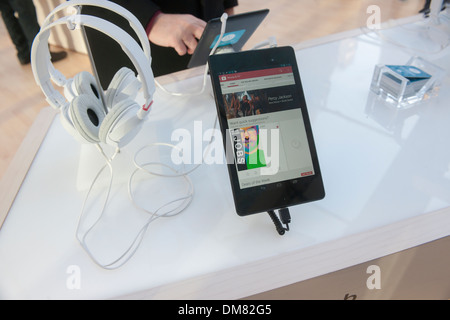 Besucher auf Googles Winter Wonderlab Pop-up im Bryant Park in New York Stockfoto