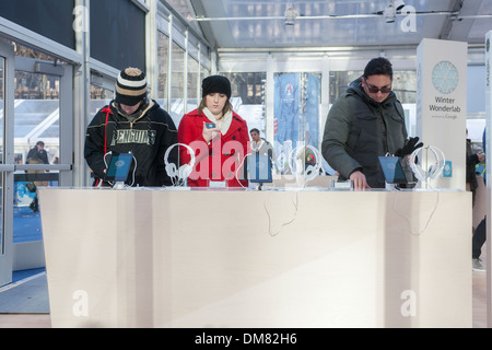 Besucher auf Googles Winter Wonderlab Pop-up im Bryant Park in New York Stockfoto