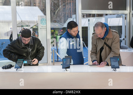 Besucher auf Googles Winter Wonderlab Pop-up im Bryant Park in New York Stockfoto