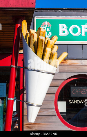 Riesiges Paket von Chips außerhalb eines Fast-Food-Service-Station in Belgien Stockfoto