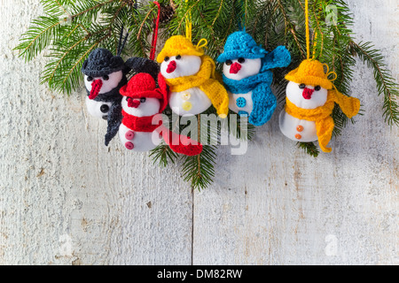 Familie Plüsch Schneemänner auf weißem Holz Hintergrund Stockfoto