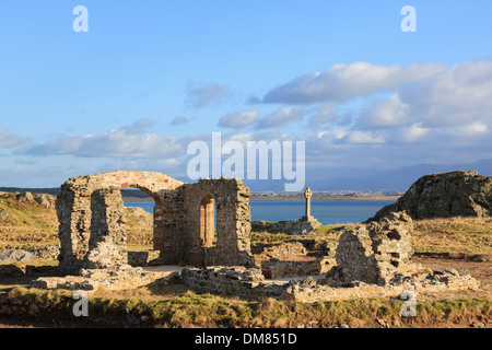 16. Jahrhundert historischen Ruinen von St Dwynwen Kirche mit Keltenkreuz auf Ynys Llanddwyn Island, Isle of Anglesey, North Wales, UK Stockfoto